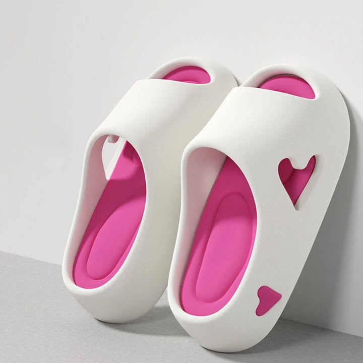 Amora™ - Flip flops med hul hjerte-design og skyfølelse