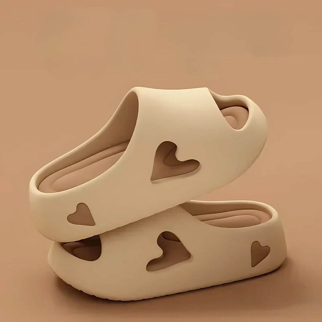 Amora™ - Flip flops med hul hjerte-design og skyfølelse
