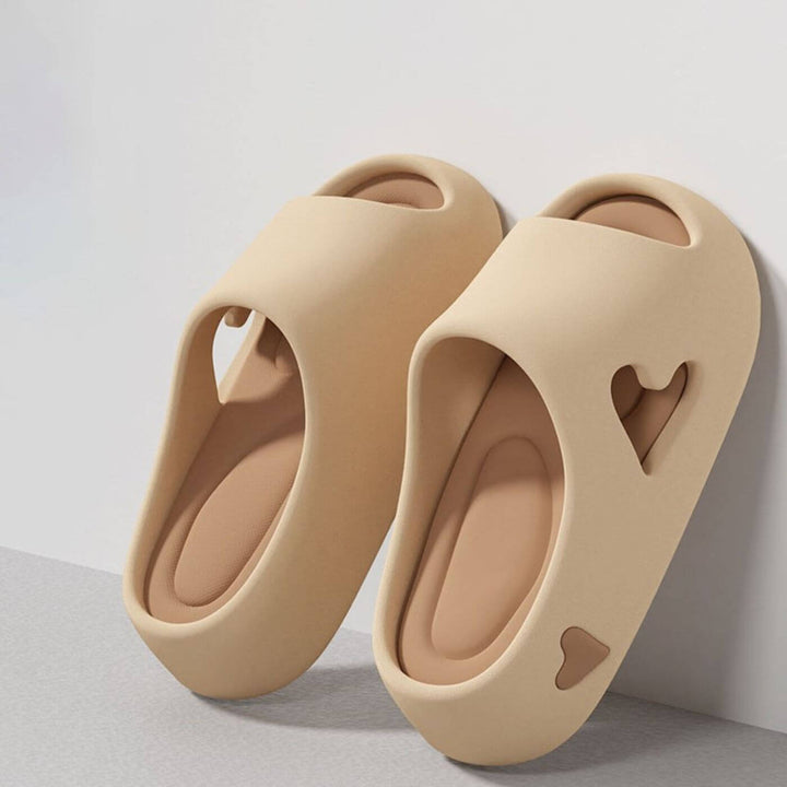 Amora™ - Flip flops med hul hjerte-design og skyfølelse