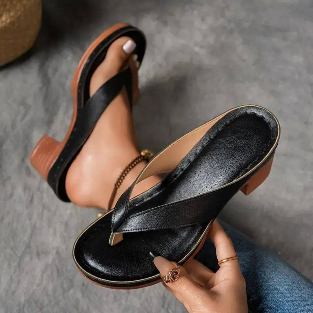 Cecilie™- Åpne Tåsandaler med Hæl og Flip Flop Design