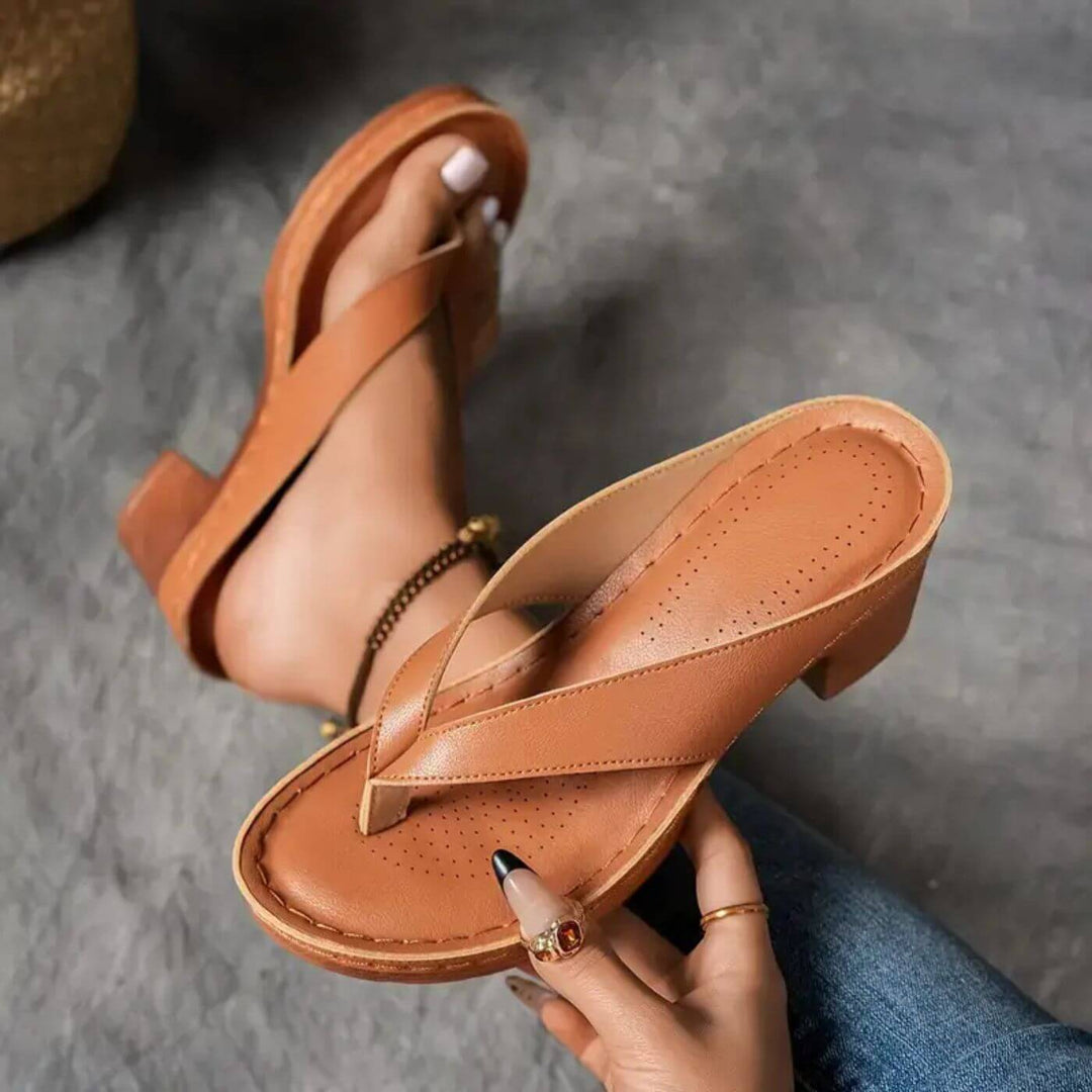Cecilie™- Åpne Tåsandaler med Hæl og Flip Flop Design