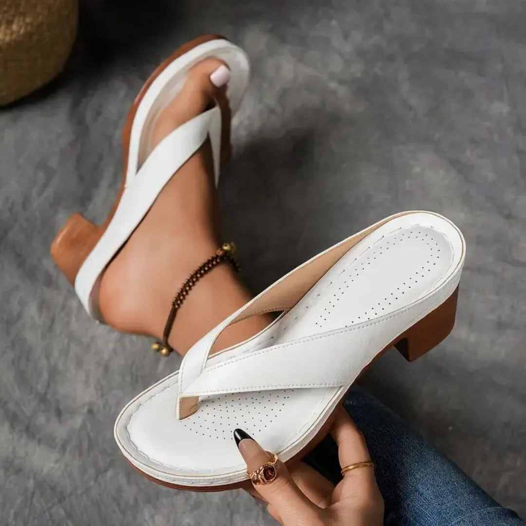 Cecilie™- Åpne Tåsandaler med Hæl og Flip Flop Design