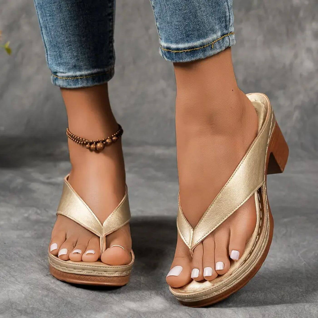 Cecilie™- Åpne Tåsandaler med Hæl og Flip Flop Design