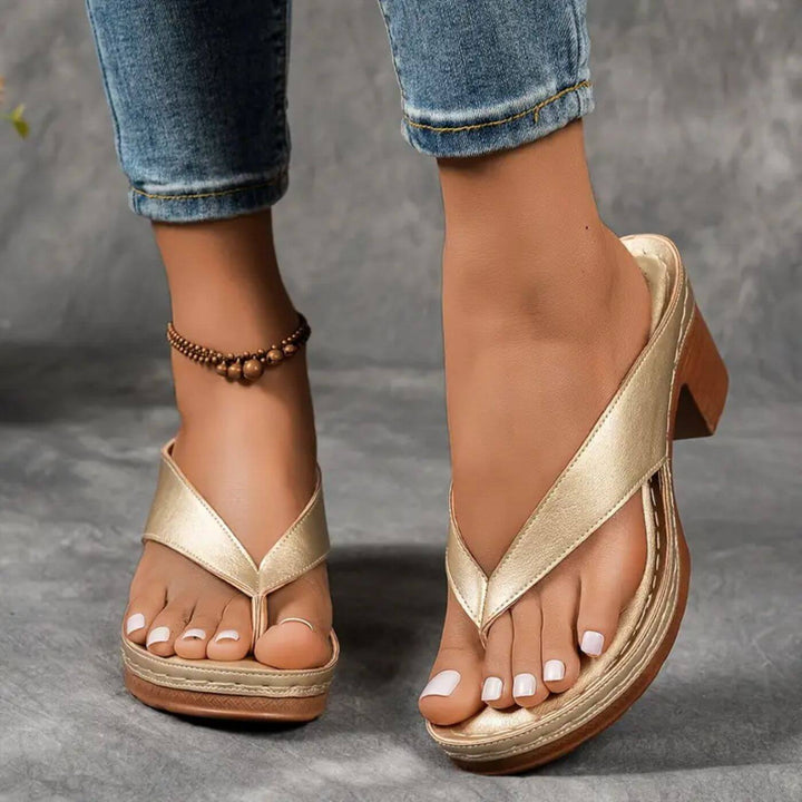 Cecilie™- Åpne Tåsandaler med Hæl og Flip Flop Design