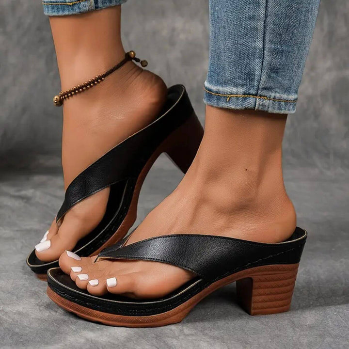 Cecilie™- Åpne Tåsandaler med Hæl og Flip Flop Design