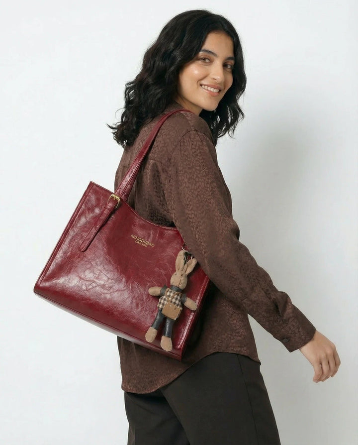 Karoline™ – Strukturert vegan skinn totebag med charm