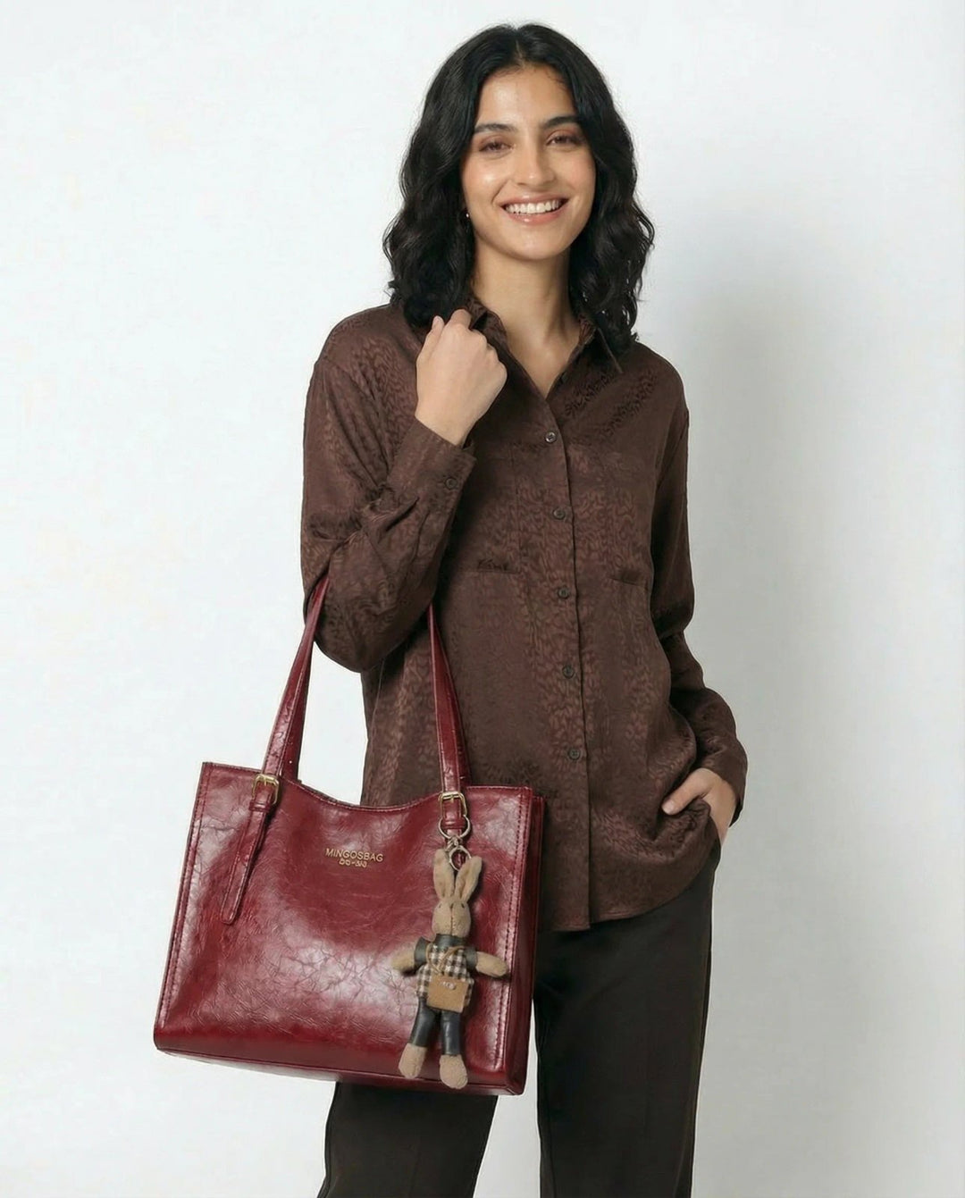 Karoline™ – Strukturert vegan skinn totebag med charm