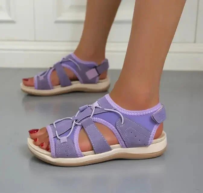 Petra™ – Ortopediske sandaler med brede bungee-snører og formet fotbed.