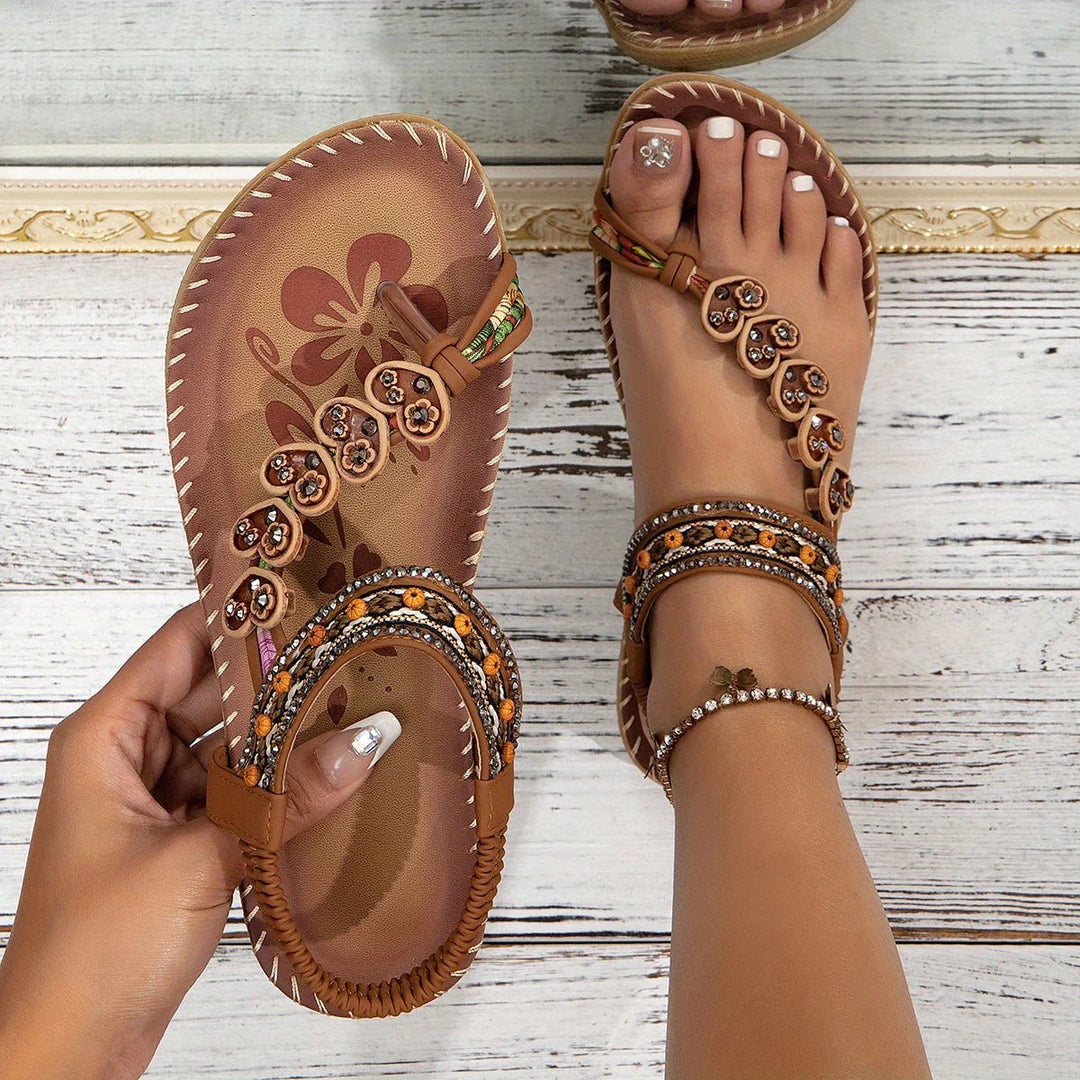 Carina™ – Perlede T-stropp Polstrede Flate Sandaler