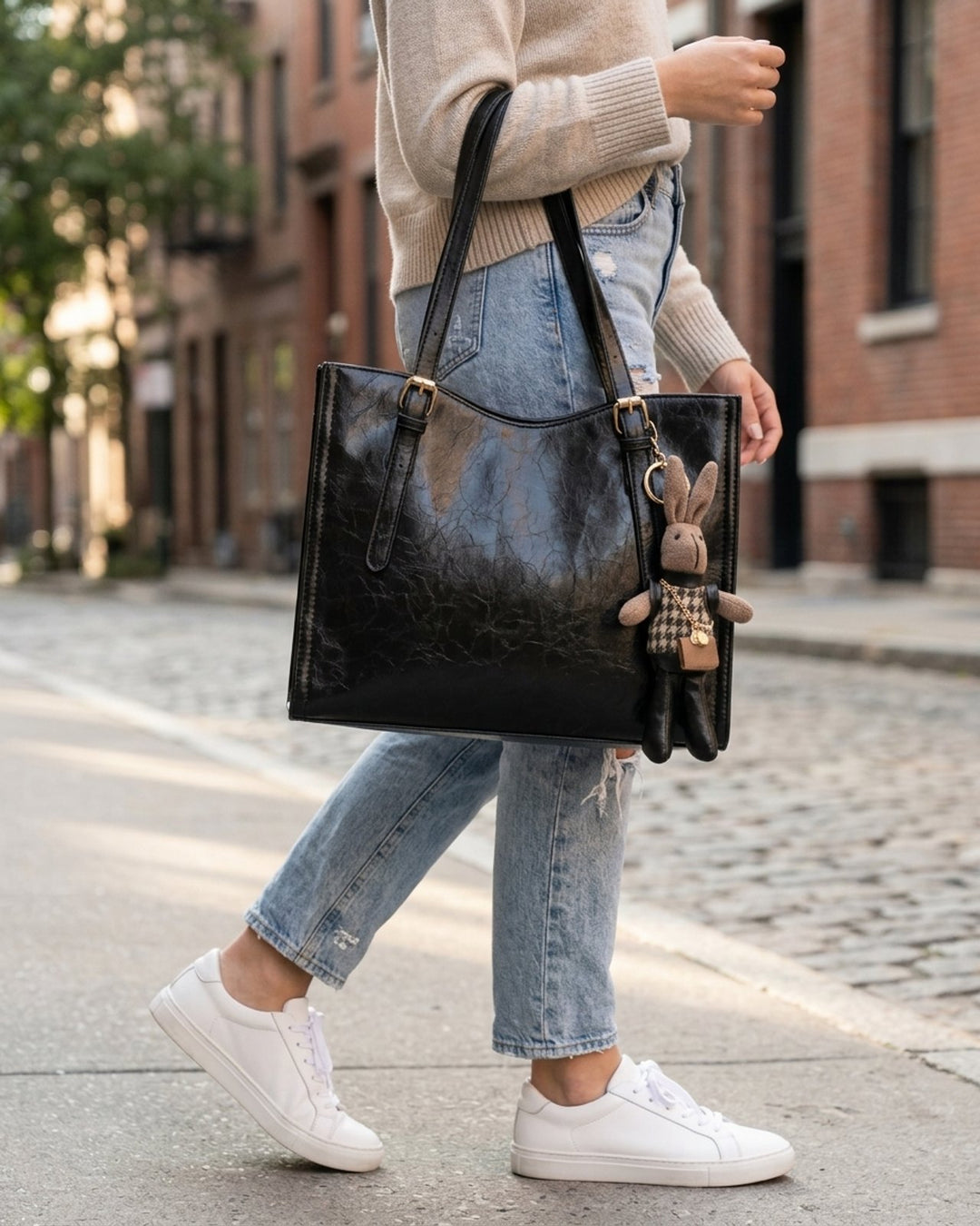 Karoline™ – Strukturert vegan skinn totebag med charm