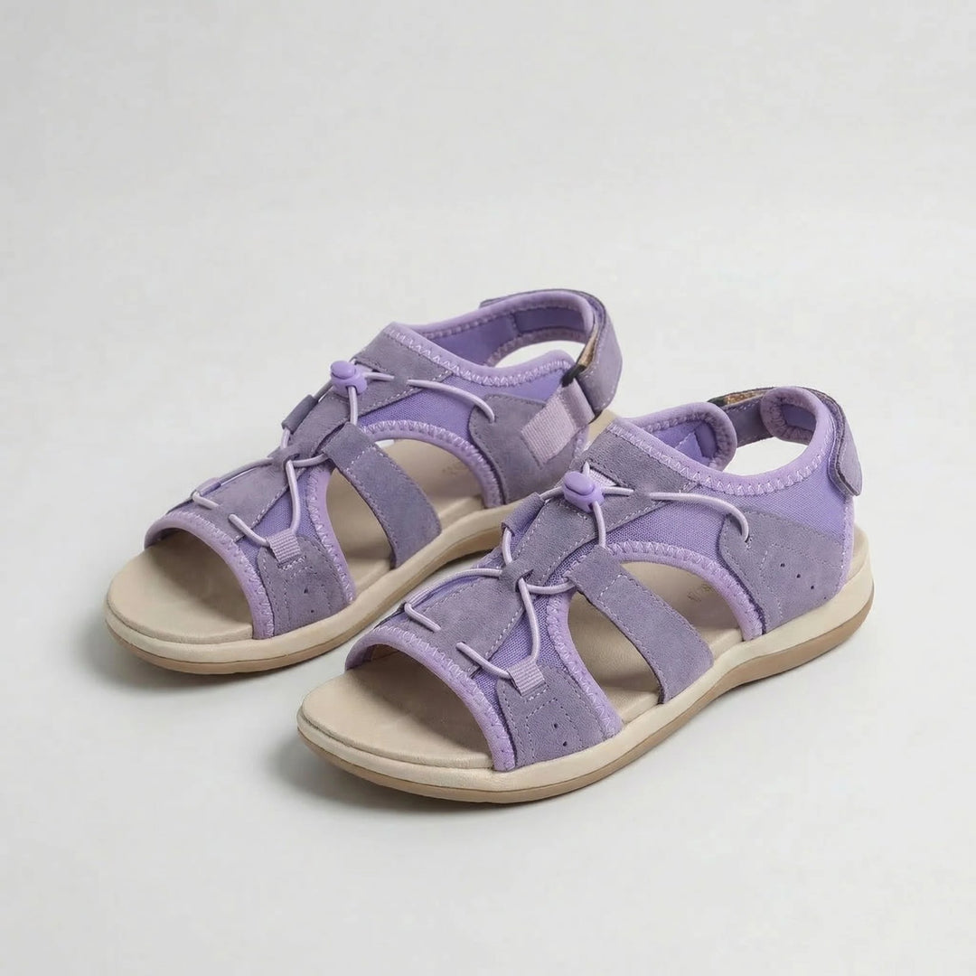 Petra™ – Ortopediske sandaler med brede bungee-snører og formet fotbed.
