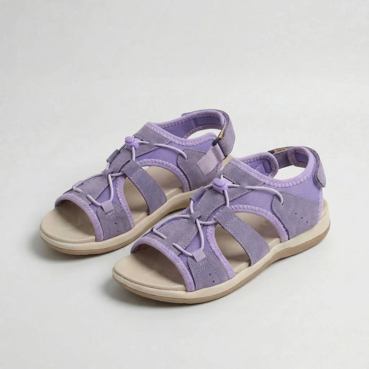 Petra™ – Ortopediske sandaler med brede bungee-snører og formet fotbed.