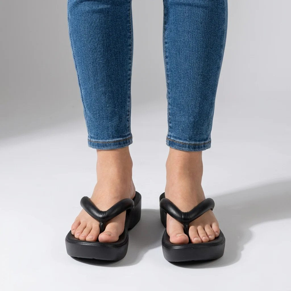 Aurelia™ – Polstrede Plattform Tanga Sandaler