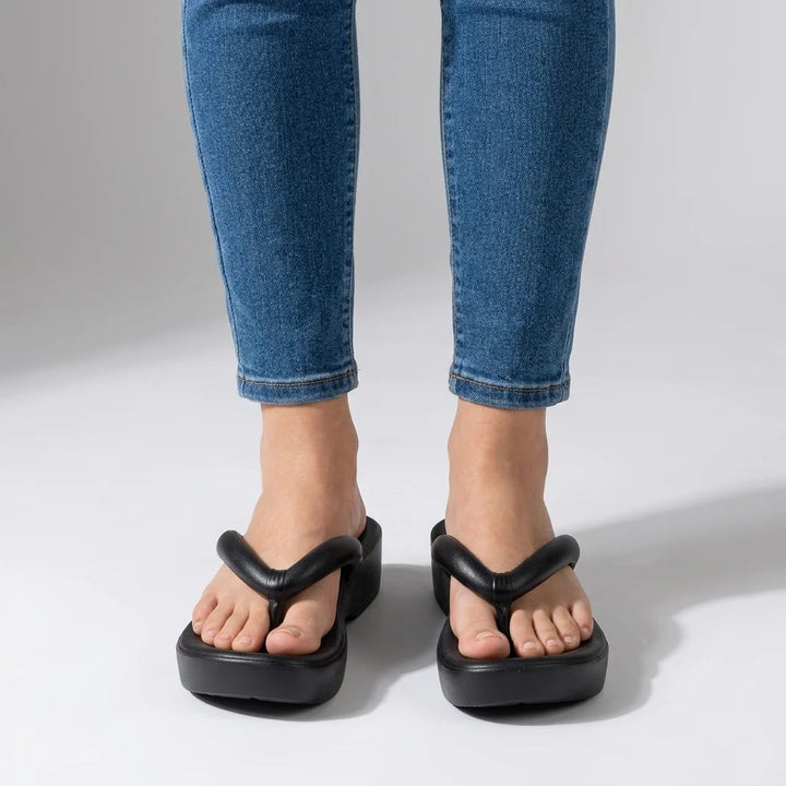 Aurelia™ – Polstrede Plattform Tanga Sandaler