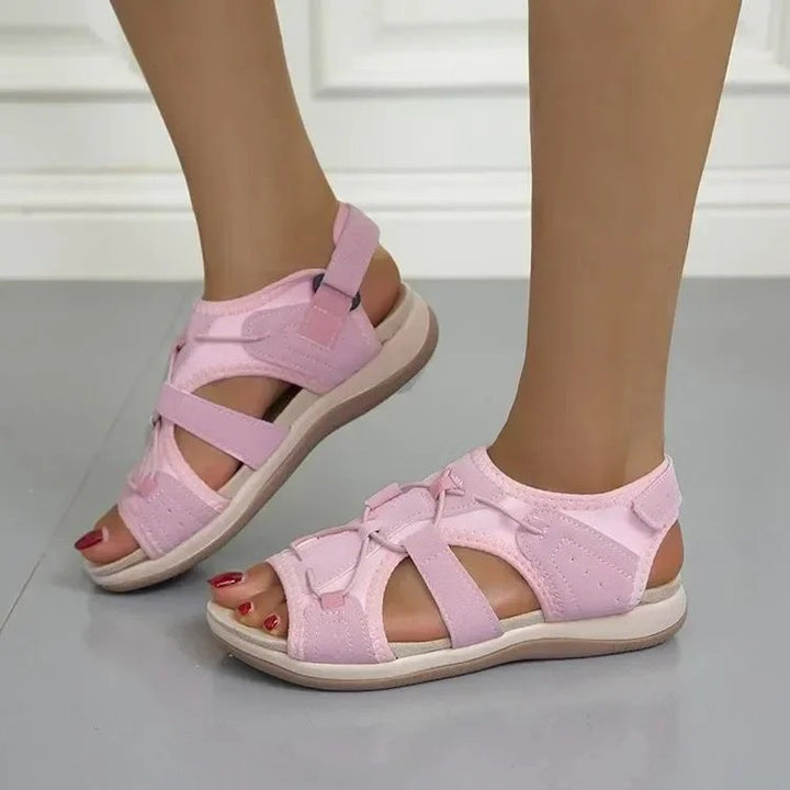 Petra™ – Ortopediske sandaler med brede bungee-snører og formet fotbed.