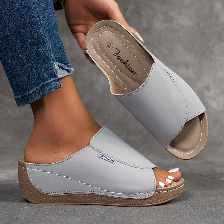 Julie™ – Polstret Bue Støtte Plattform Sandle.