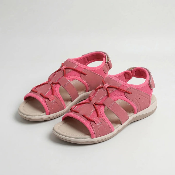 Petra™ – Ortopediske sandaler med brede bungee-snører og formet fotbed.
