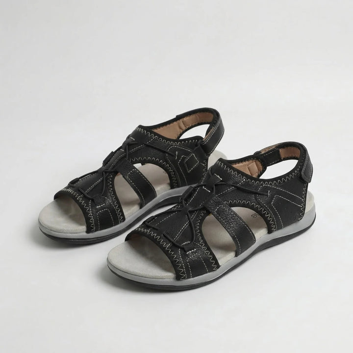 Petra™ – Ortopediske sandaler med brede bungee-snører og formet fotbed.