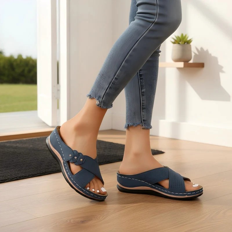 Saga™ – Kryssrem Sandaler med Hæl og Komfort