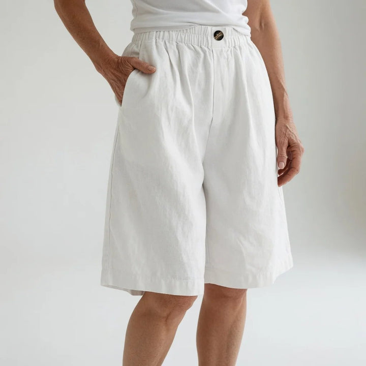 Trine™ – Vidbenet elastisk liv sommershorts