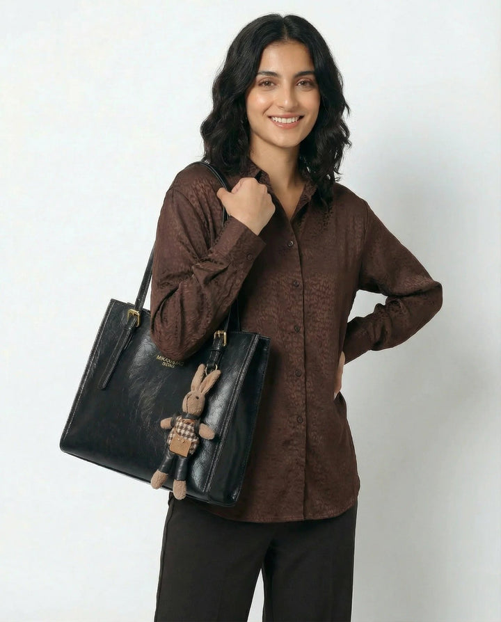 Karoline™ – Strukturert vegan skinn totebag med charm