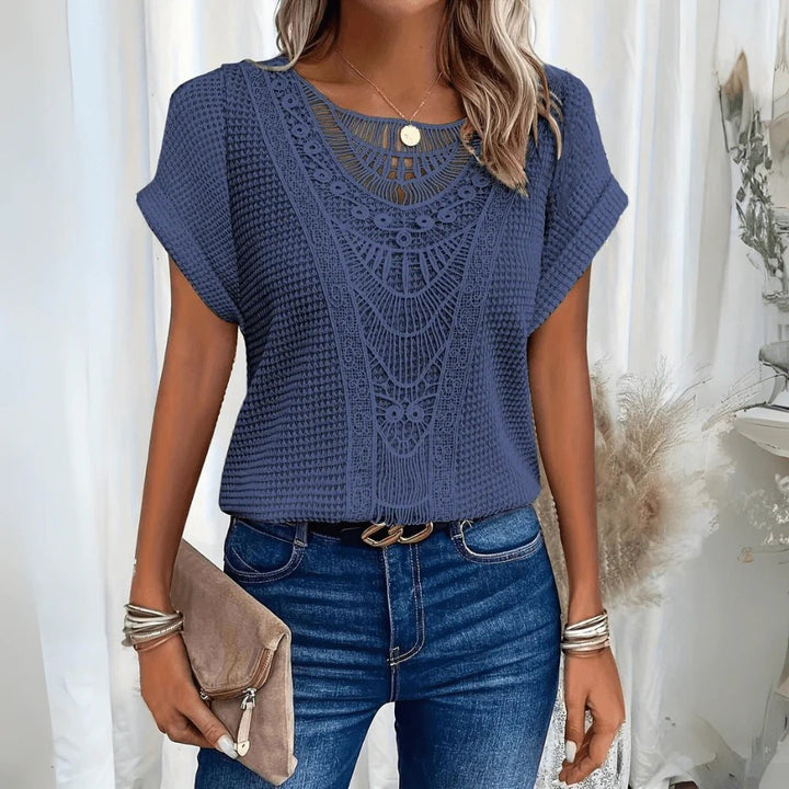 Tonje™ – Crochetdetaljert Rundhals Kortermet Topp