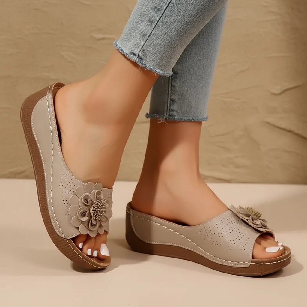 Nanna™ – Polstrede Sandaler med Blomsterapplikasjon på Plateform
