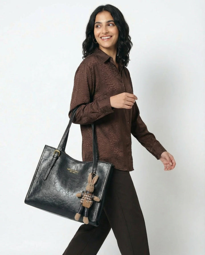 Karoline™ – Strukturert vegan skinn totebag med charm