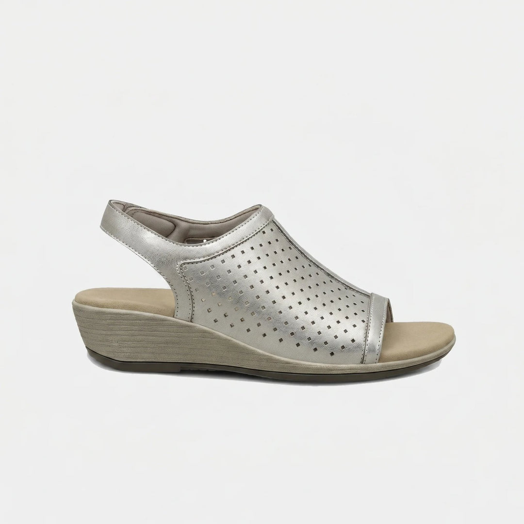 Anja™ – Perforerte kilehælsandaler med sandlettstropp