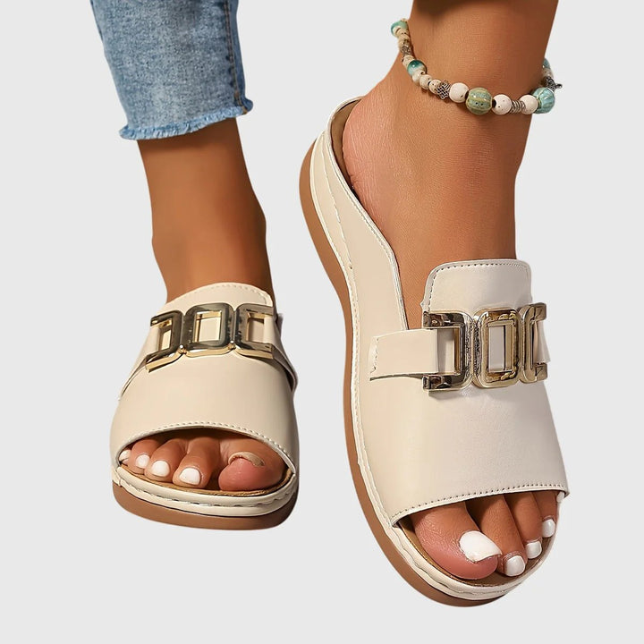 Erica™ – Sandaler med åpen tå og spenne-detalj