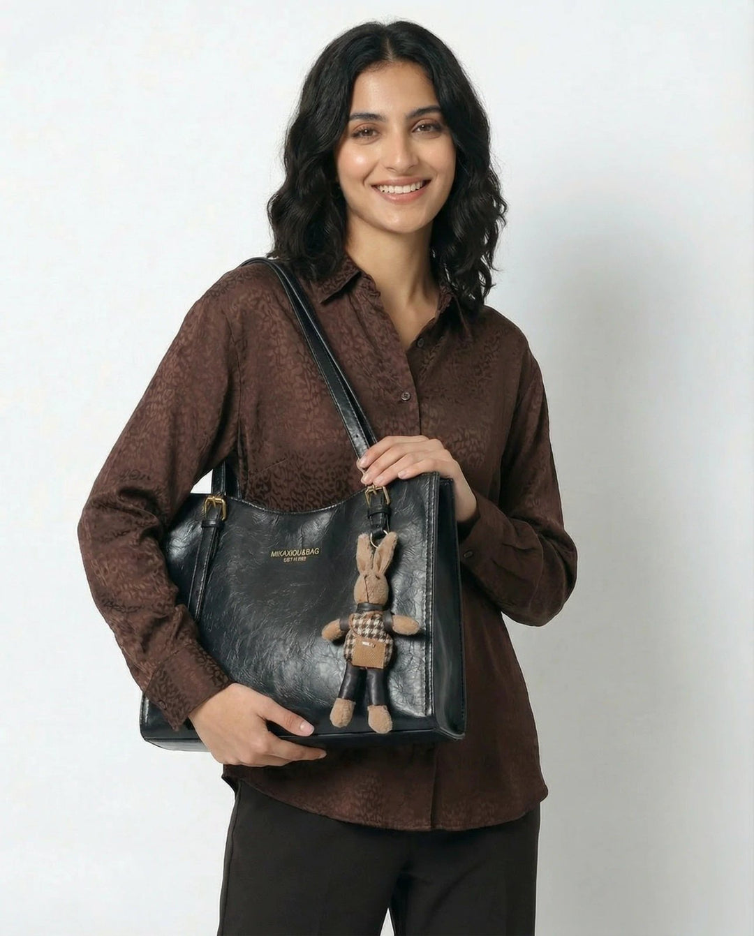 Karoline™ – Strukturert vegan skinn totebag med charm