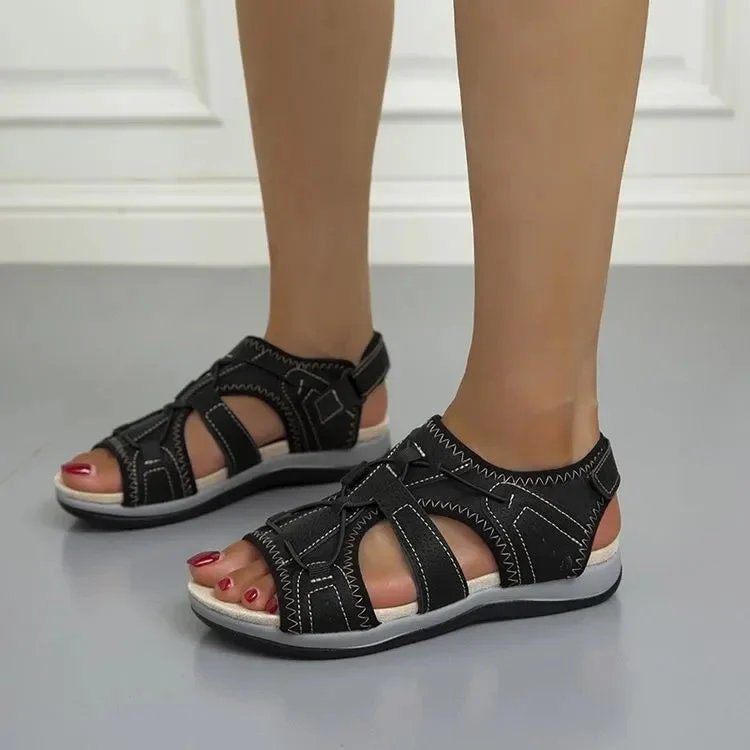 Petra™ – Ortopediske sandaler med brede bungee-snører og formet fotbed.