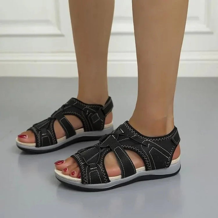 Petra™ – Ortopediske sandaler med brede bungee-snører og formet fotbed.