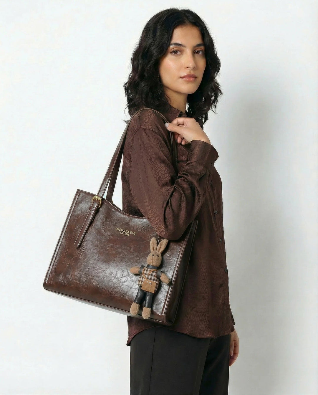 Karoline™ – Strukturert vegan skinn totebag med charm