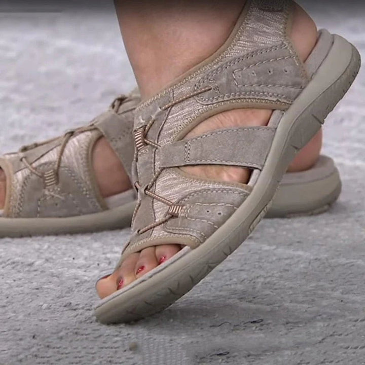 Petra™ – Ortopediske sandaler med brede bungee-snører og formet fotbed.