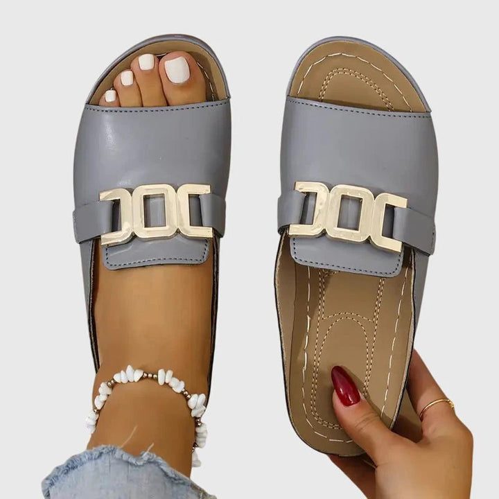 Erica™ – Sandaler med åpen tå og spenne-detalj