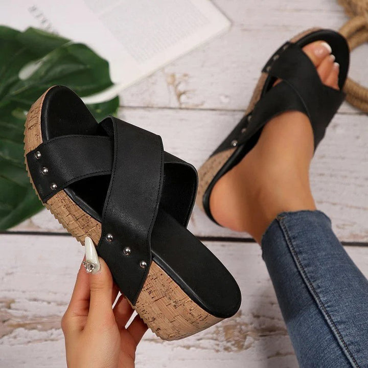 Jonna™ – Spiked Krysstrap Platå Sandaler