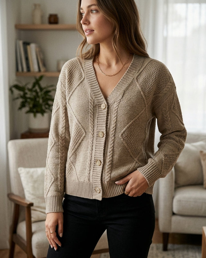 Hilde™ – V-hals kabelstrikket knappecardigan