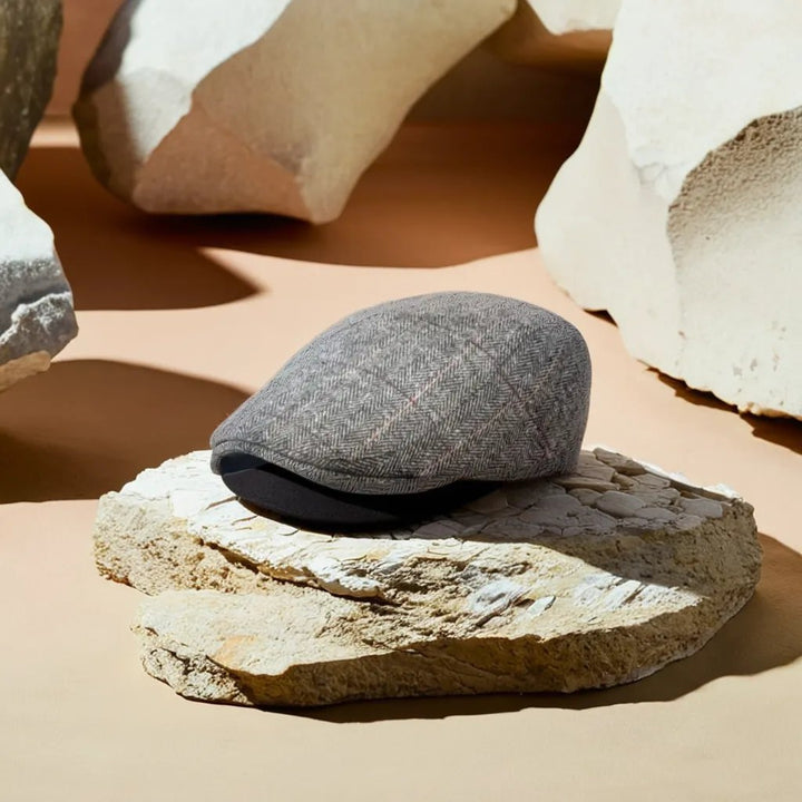 Mikkel™ – Strukturert herringbone flat cap med justerbar stropp