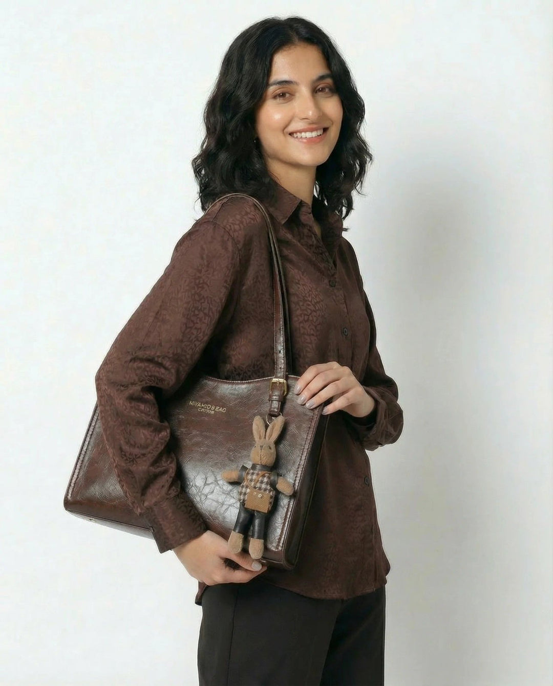 Karoline™ – Strukturert vegan skinn totebag med charm
