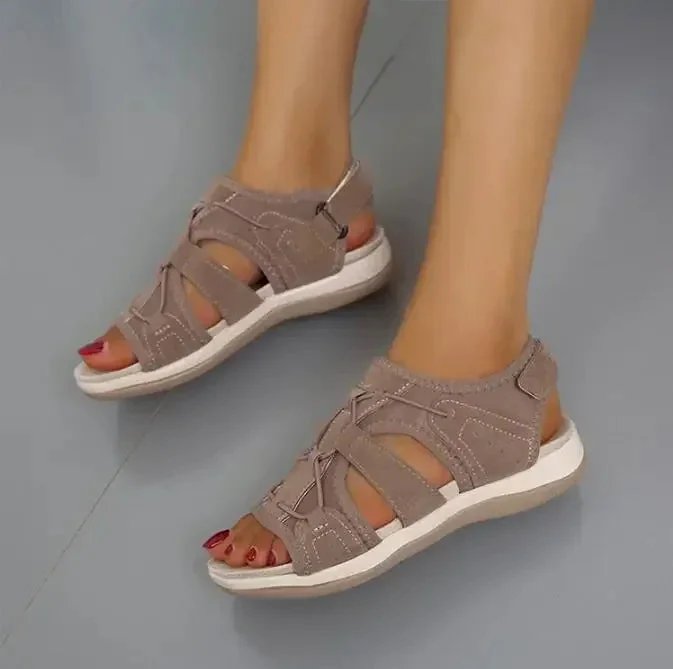 Petra™ – Ortopediske sandaler med brede bungee-snører og formet fotbed.