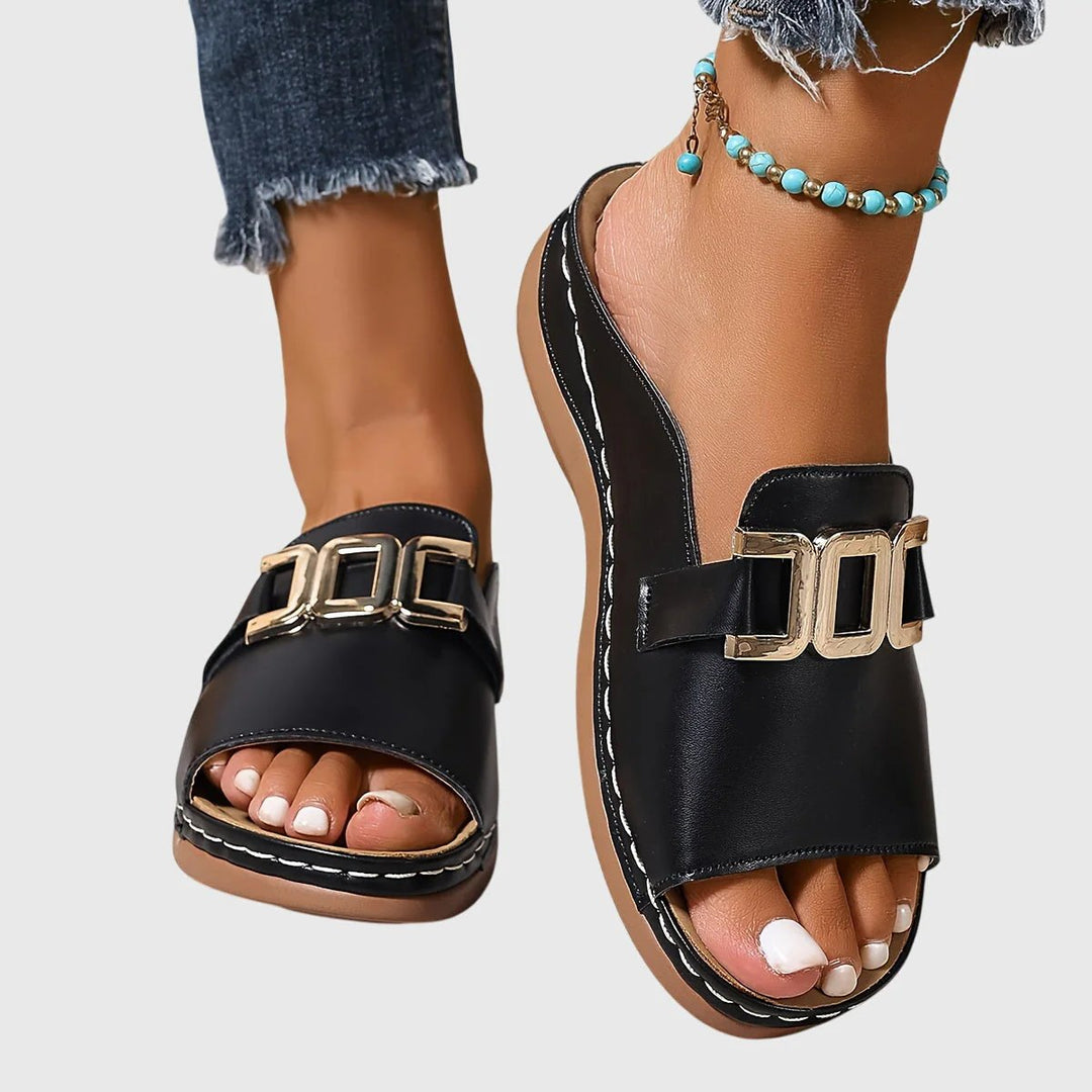 Erica™ – Sandaler med åpen tå og spenne-detalj