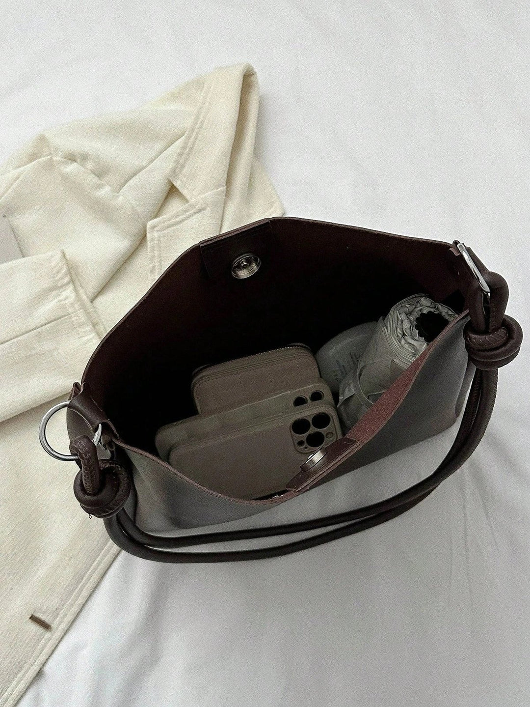 Martine™ – Knutet håndtak Slouchy Bucket Tote Bag