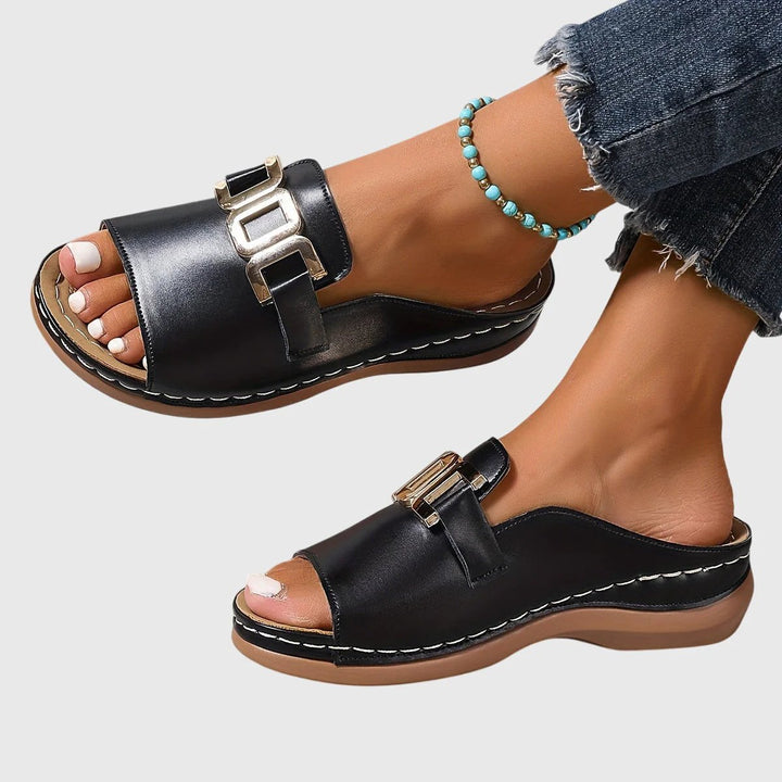 Erica™ – Sandaler med åpen tå og spenne-detalj