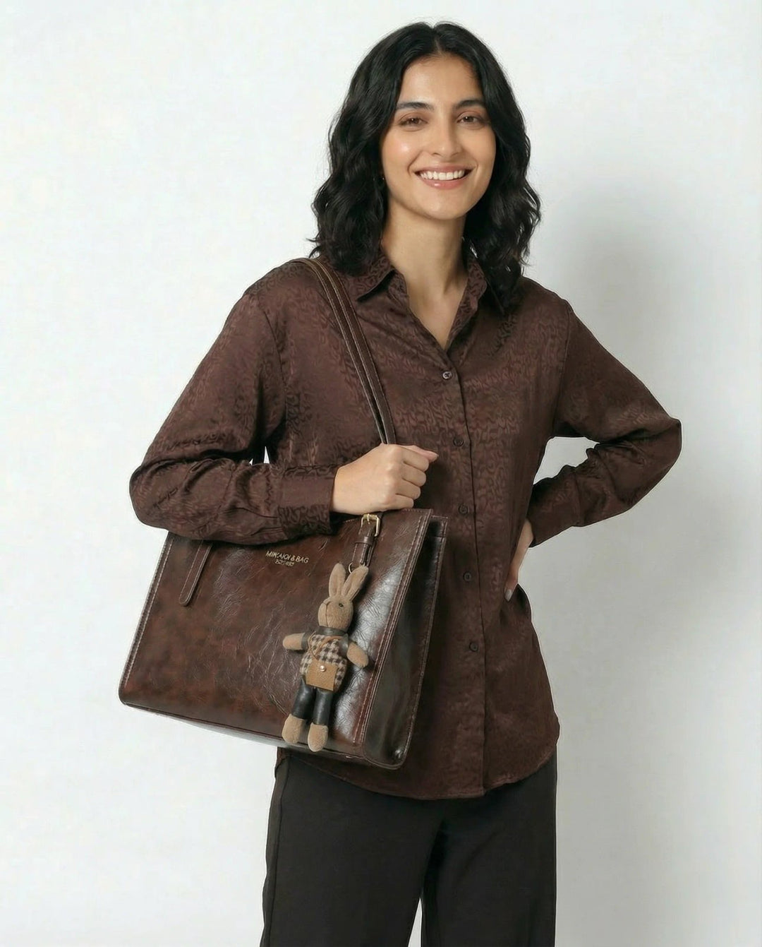 Karoline™ – Strukturert vegan skinn totebag med charm
